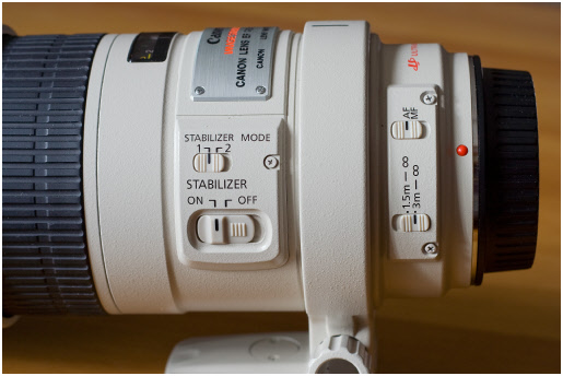 fotografia dell'obbiettivo Canon 300 F4 IS con la spiegazione del funzionamento di alcuni selettori