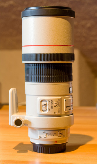 fotografia dell'obbiettivo Canon 300 F4 IS con il paraluce retratto